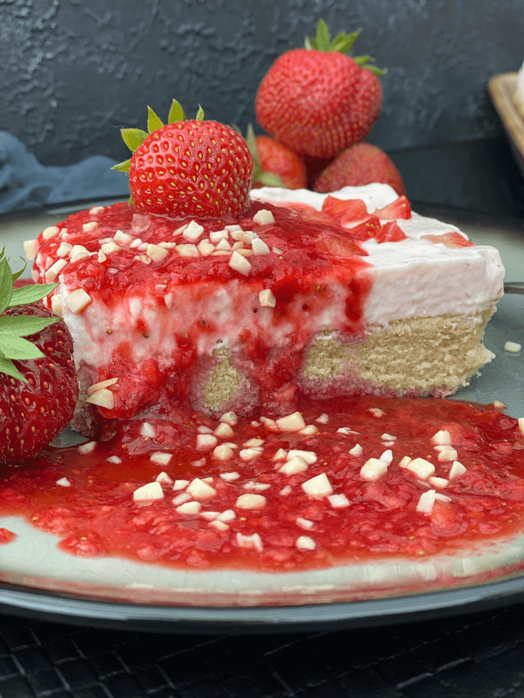 Erdbeer- Schmand - Blechkuchen serviert