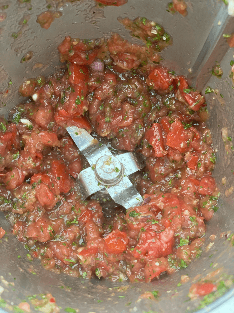 Überbackene Nachos mit Salsa und Käse gemixt