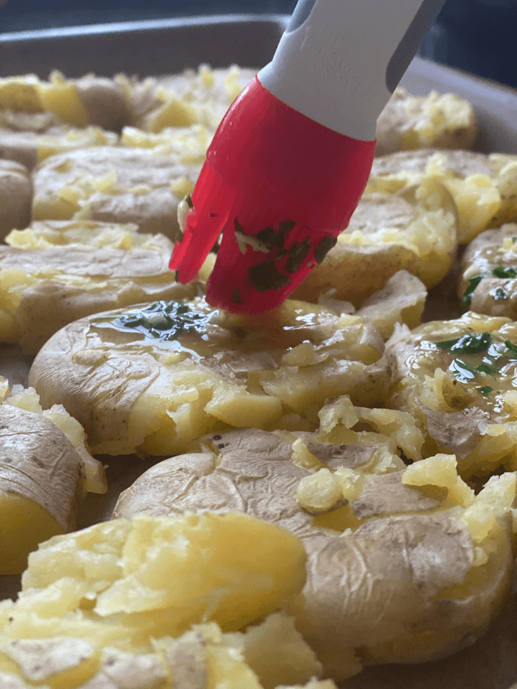 Quetschkartoffeln mit Kressequark mit Pinsel bestreichen