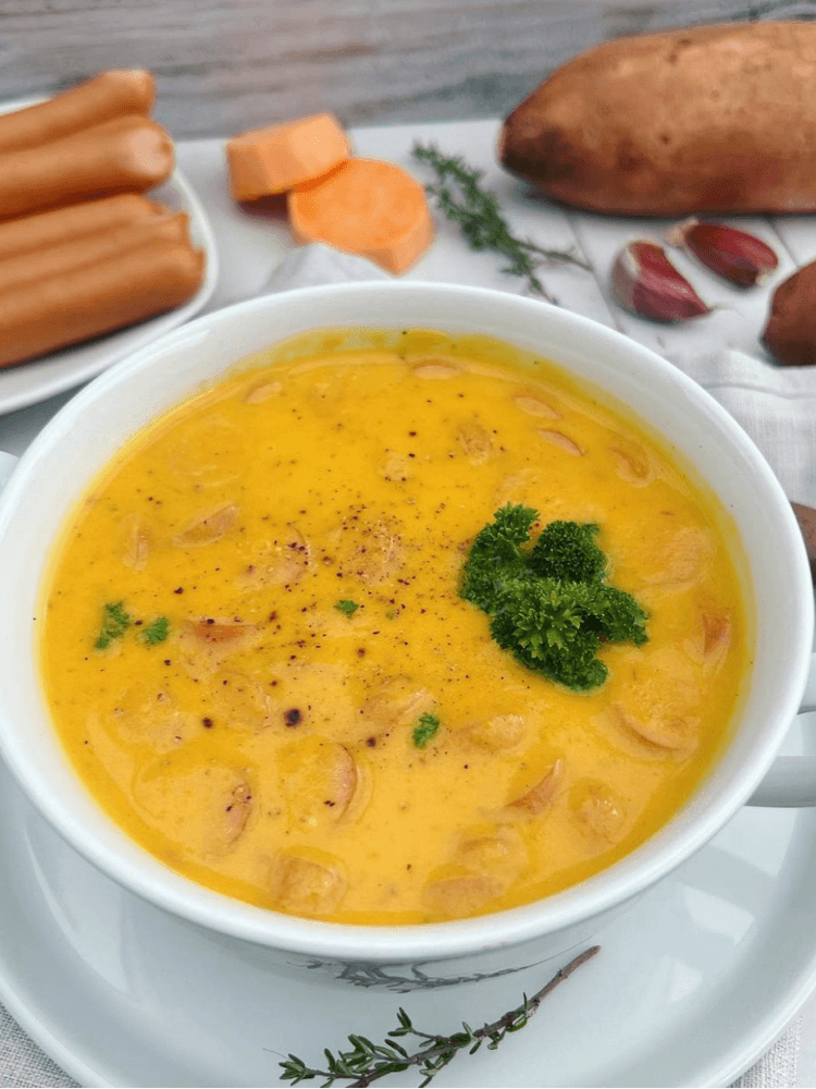 Süßkartoffel-Cremesuppe mit Wüstchen